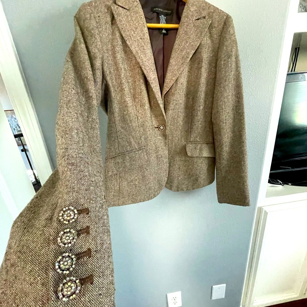 Beautiful jacket by New York & Company with brown and gold color pattern.